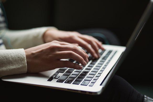Poder de mais e supervisão de menos: policial usa software de captura de dados em esquema de extorsão sexual